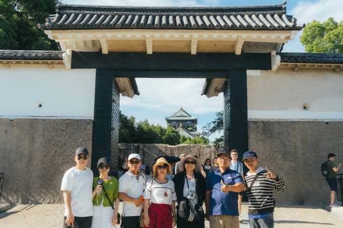 Các khách hàng cùng chụp ảnh tại lâu đài Osaka. Ảnh: Acecook
