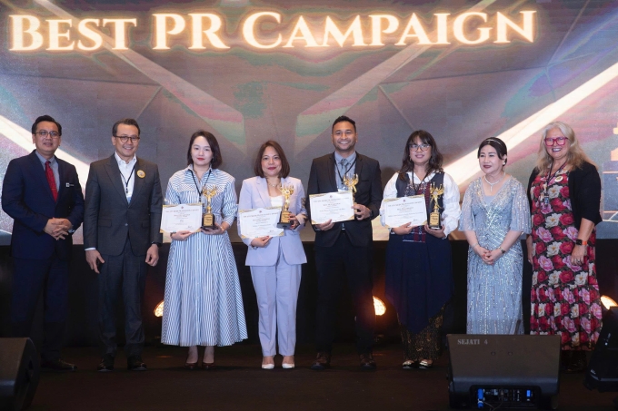Đại diện PNJ nhận giải Best PR Campaign. Ảnh: Ban tổ chức