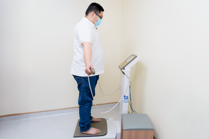 Anh Giang đo InBody. Ảnh: Bệnh viện cung cấp