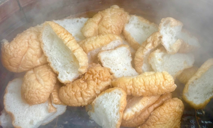 Bánh mì được cắt thành từng miếng nhỏ trước khi hấp. Ảnh: Hà Phương