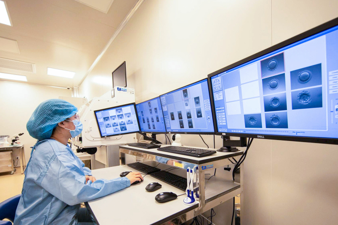 Chuyên viên phôi học theo dõi và đánh giá phôi của người bệnh. Ảnh: IVF Tâm Anh
