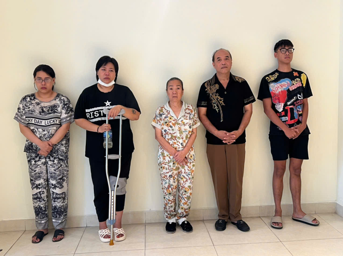 Hạnh và 4 đồng bọn bị tạm giữ. Ảnh: Ngọc Bích