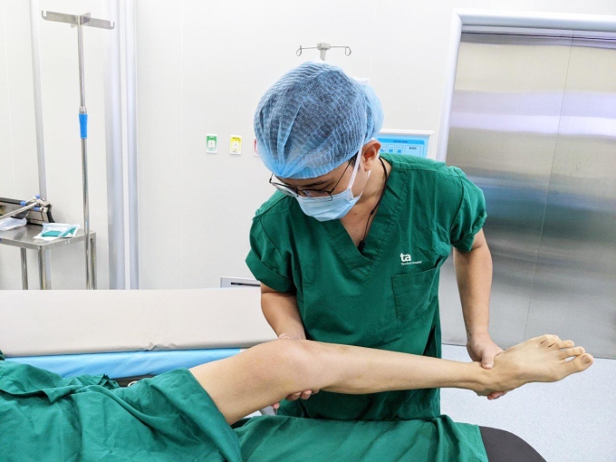 Bác sĩ kiểm tra tình trạng khớp gối người bệnh trước khi phẫu thuật. Ảnh minh họa: Bệnh viện Đa khoa Tâm Anh