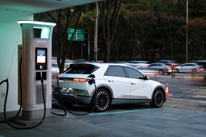 Một xe điện tại trạm sạc ở Seoul. Hàn Quốc tháng 10/2023. Ảnh: Reuters