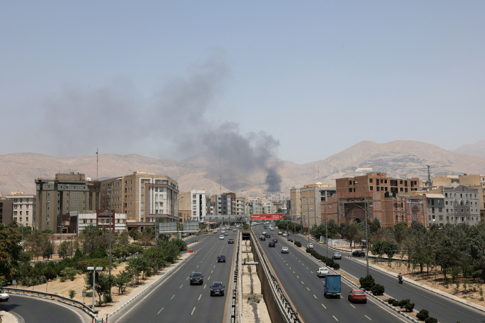 Khói bốc lên sau vụ tấn công kho dầu Sharan ở Tehran, Iran ngày 16/6. Ảnh: Reuters