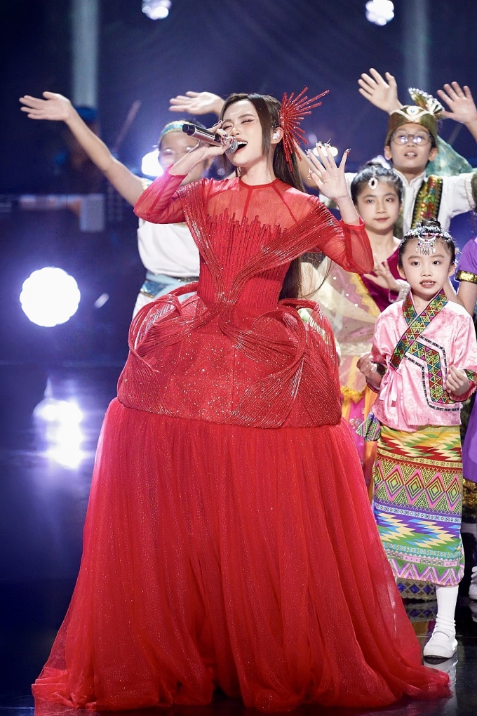 Phương Mỹ Chi vào top 3 Sing! Asia - 1