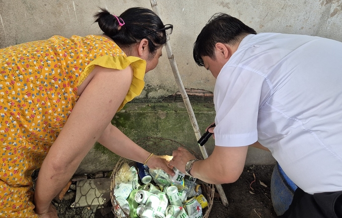 Các vỏ lon để ngoài trời chứa nước mưa, có loăng quăng sinh sống bên trong. Ảnh: Lê Phương