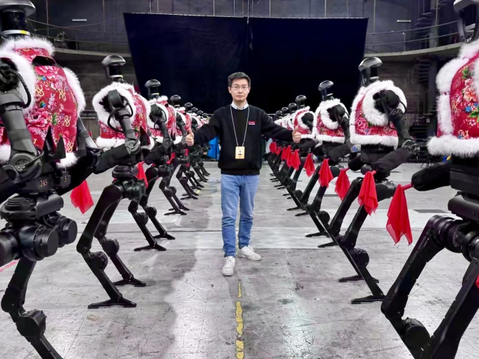 Wang Xingxing, người sáng lập kiêm CEO Unitree Robotics bên cạnh dòng robot Unitree H1 trong sự kiện chào năm mới đầu năm nay. Ảnh: Weibo/Wang Xingxing