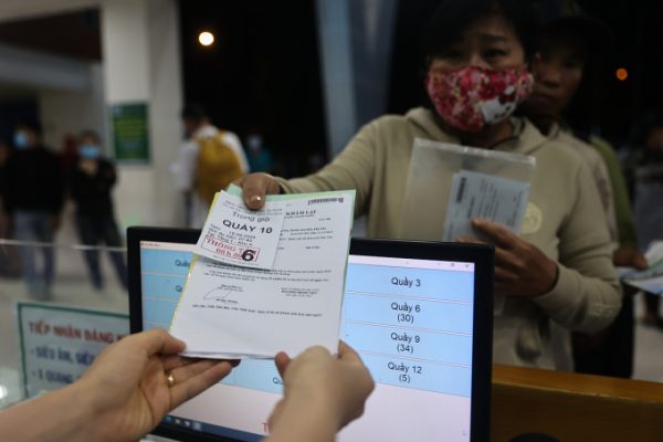 BHYT 100%: Tại sao người bệnh vẫn tốn thêm tiền?
