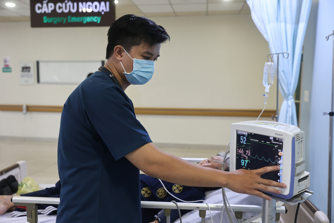 Bác sĩ tại bệnh viện Quân y 175, quận Gò Vấp thăm khám bệnh nhân. Ảnh: Quỳnh Trần