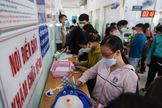 Người dân khám bệnh tại bệnh viện Nhiệt đới TP HCM. Ảnh: Quỳnh Trần