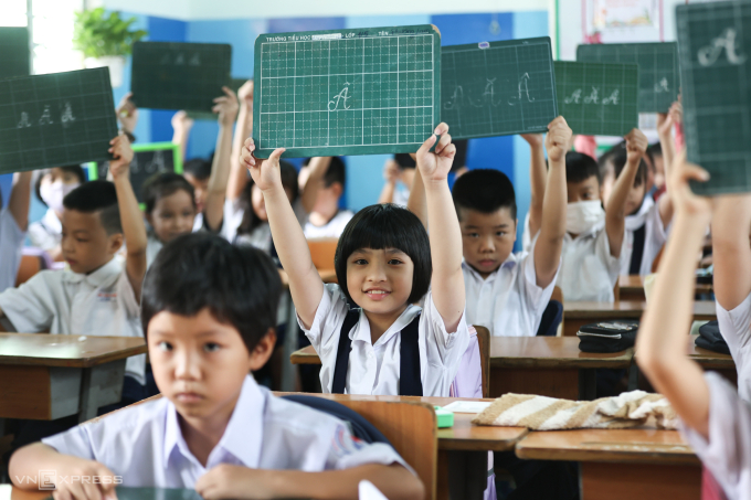 Học sinh và giáo viên trường tiểu học Đinh Tiên Hoàng, TP HCM. Ảnh: Quỳnh Trần