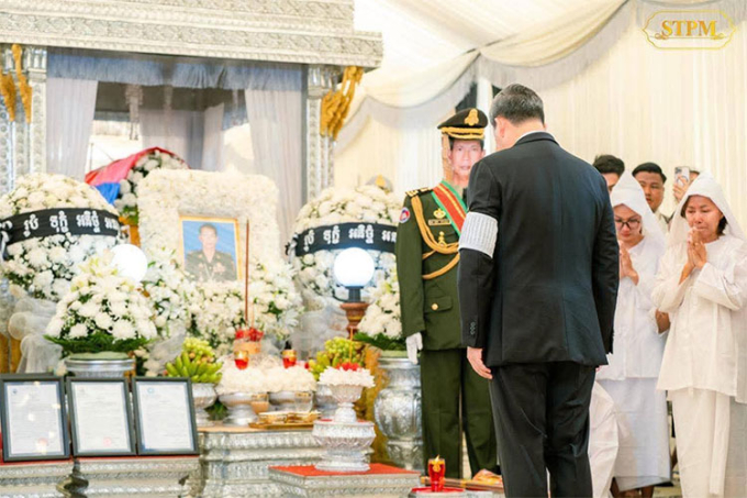 Thủ tướng Hun Manet viếng tướng Duong Samnieng, chỉ huy Lữ đoàn Can thiệp Số 7. Ảnh: Khmer Times
