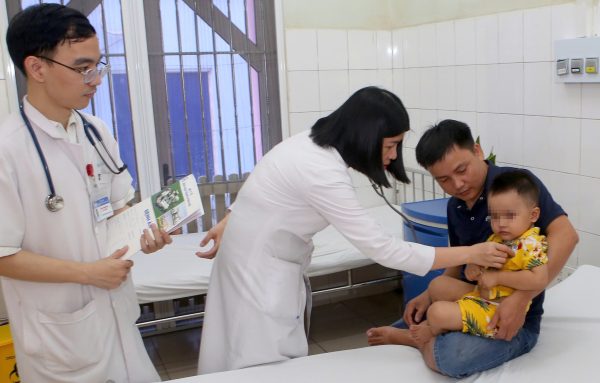 Cứu sống bé trai ngưng tim vì tai nạn hồ cá Koi