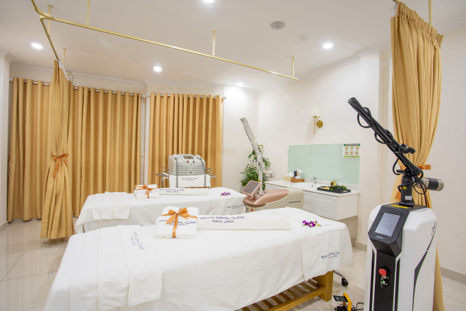Không gian chăm sóc rộng thoáng, đầu tư trang thiết bị mới. Ảnh: Rohto Aohal Clinic