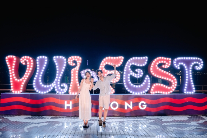 Du khách check-in chợ đêm Vui-Fest. Ảnh: Sun Group