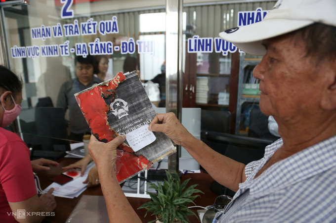 Ông Phạm Văn Thành, 73 tuổi, đến xã Bà Điểm làm thủ tục đổi giấy chứng nhận quyền sử dụng đất sau đó được cán bộ viết giấy hướng dẫn đến địa chỉ văn phòng đất đai để thực hiện. Ảnh: Đình Văn