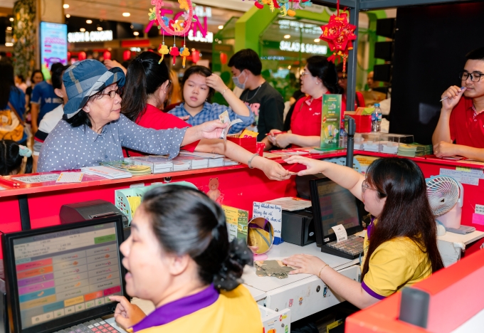 Người dân mua xổ số Lotto 5/35 tại điểm bán. Ảnh: Vietlott