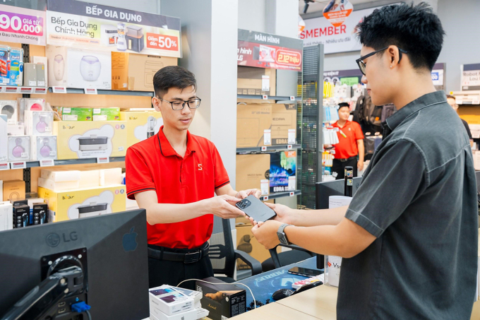 Oppo Reno14 F và Reno14 có giá lần lượt 10,49 triệu và 15,99 triệu đồng, mở bán tại CellphoneS. Ảnh: CellphoneS