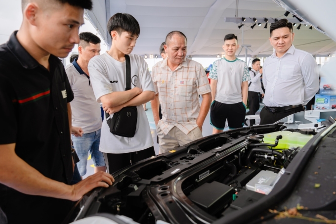 Người tham dự tìm hiểu một mẫu xe điện VinFast. Ảnh: Tùng Đinh