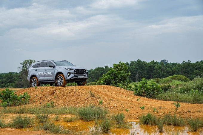 Chất SUV việt dã giúp mu-X không ngại khi gặp đường khó. Ảnh: Tùng Đinh