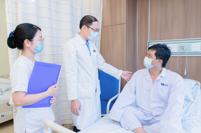 Anh Thành được bác sĩ khám, dặn dò trước khi ra viện. Ảnh: Bệnh viện Đa khoa Tâm Anh