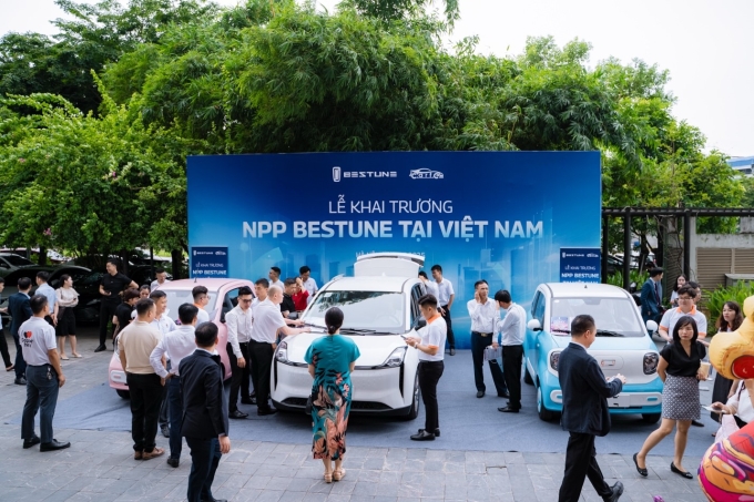 Người tham dự lễ khai trương nhà phân phối. Ảnh: Thái Hưng