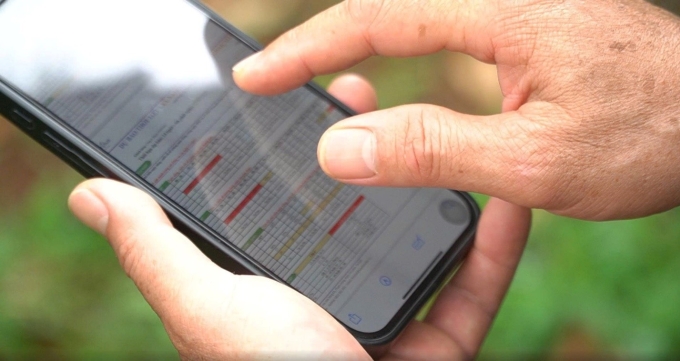 Cảnh báo thời tiết theo thời gian thực trên app giúp nông dân chủ động ứng phó kịp thời trong bối cảnh thời tiết ngày càng bất ổn do biến đổi khí hậu. Ảnh: Minh Minh.