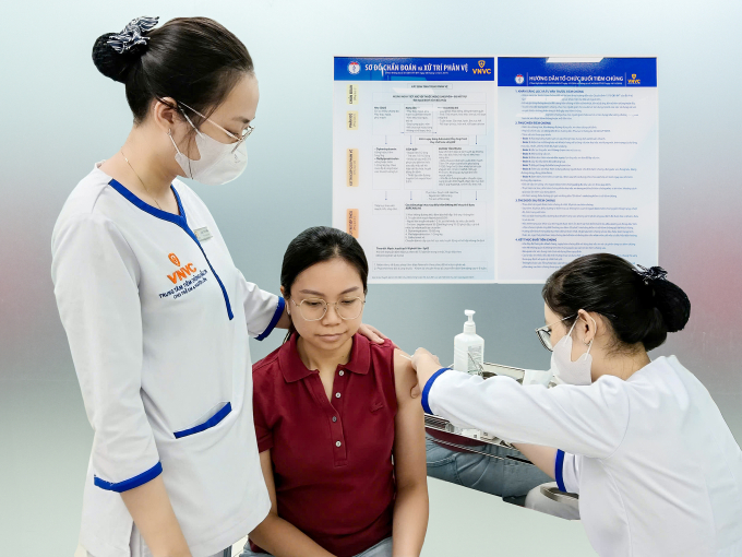 Khách tiêm vaccine sốt xuất huyết tại Hệ thống Trung tâm tiêm chủng VNVC. Ảnh: Khánh Hòa