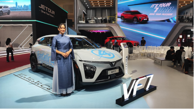 VinFast VF 7 trưng bày tại triển lãm. Ảnh: Lương Dũng