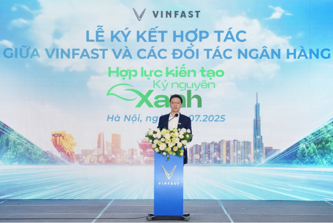 Ông Lê Việt Đức, Giám đốc Khối bán lẻ Vietinbank, đại diện cho các tổ chức tài chính chung tay cùng VinFast thúc đẩy chuyển đổi xanh tại Thủ đô phát biểu tại lễ ký kết hợp tác. Ảnh: Vingroup