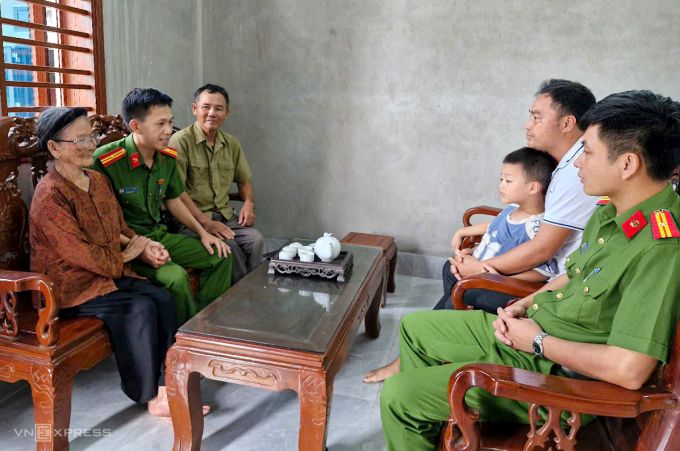 Công an thông báo kết quả giám định ADN cho gia đình ông Lai (trong cùng bên trái) và bà Mệch. Ảnh: Lê Hoàng