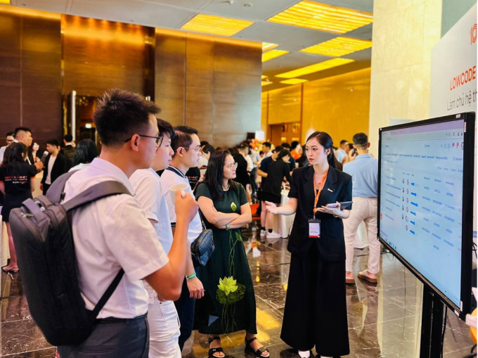 Chuyên viên 1Office (phải) tư vấn chuyên sâu cho khách hàng. Ảnh: 1Office