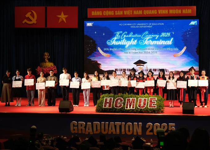 Đại diện DOL English trao học bổng cho sinh viên xuất sắc của khoa Anh ĐH Sư phạm TP HCM chiều 16/7. Ảnh: DOL English