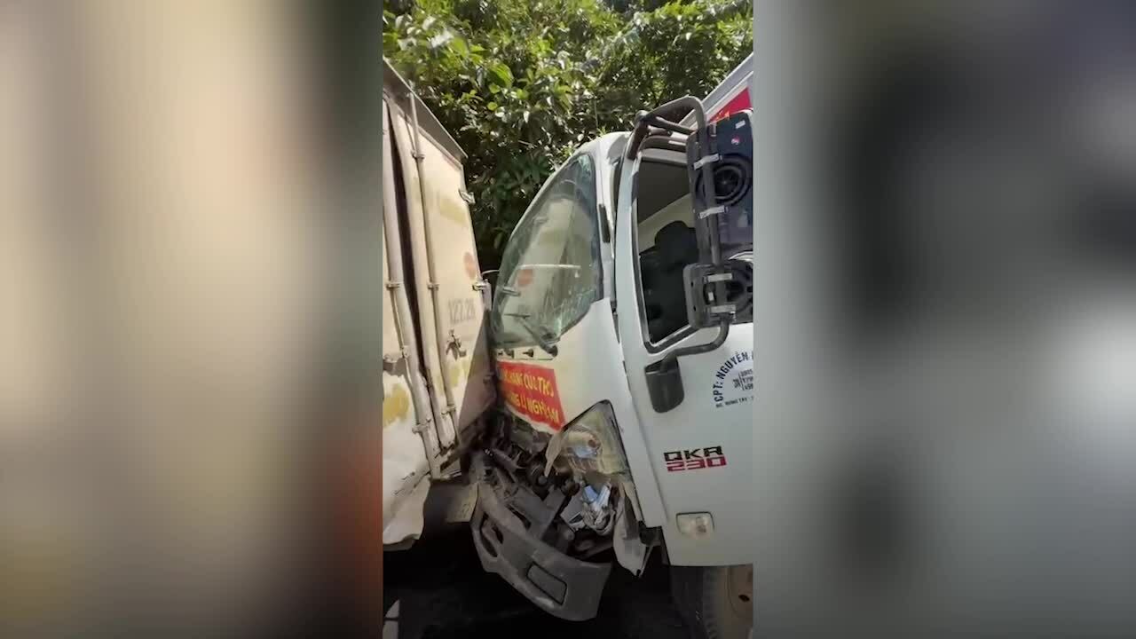 3 ôtô gặp tai nạn liên hoàn khi đi cứu trợ vùng lũ