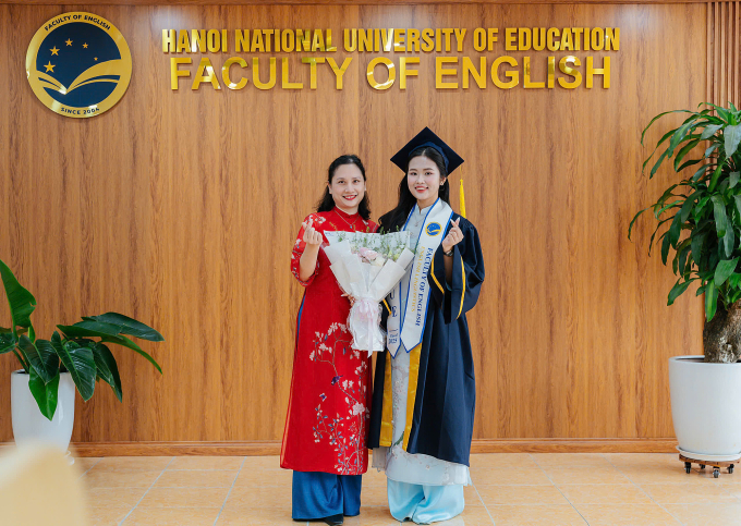 Phương Anh chụp ảnh kỷ niệm với TS Trần Hương Quỳnh, Trưởng khoa Tiếng Anh, Đại học Sư phạm Hà Nội trong ngày tốt nghiệp. Ảnh: Nhân vật cung cấp