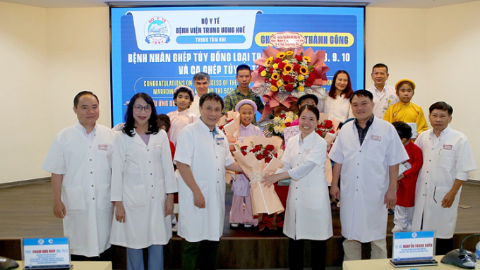 Hân được các bác sĩ chúc mừng sau ca ghép, chuẩn bị xuất viện. Ảnh: Lan Hương