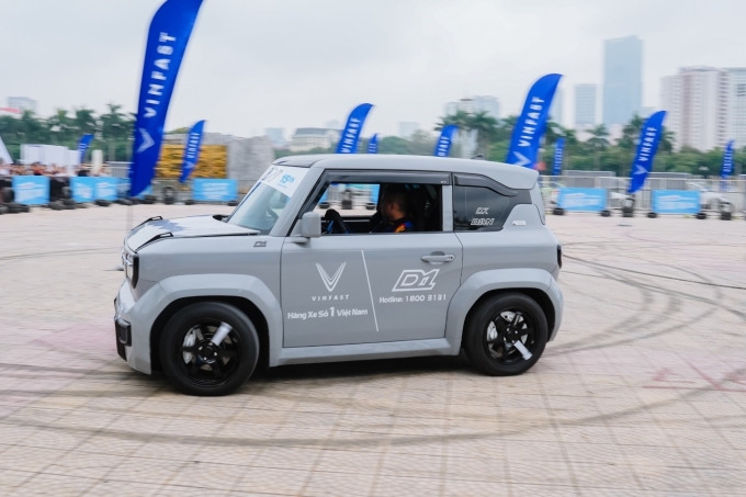 Chuyên gia biểu diễn drift với VinFast VF 3. Ảnh: Tùng Đinh