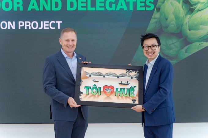 Đại sứ Nicolai Prytz thăm nhà máy bia Carlsberg Việt Nam tại Huế và tái khẳng định sự ủng hộ cho hành trình phát triển bền vững của doanh nghiệp. Ảnh: Carlsberg Việt Nam