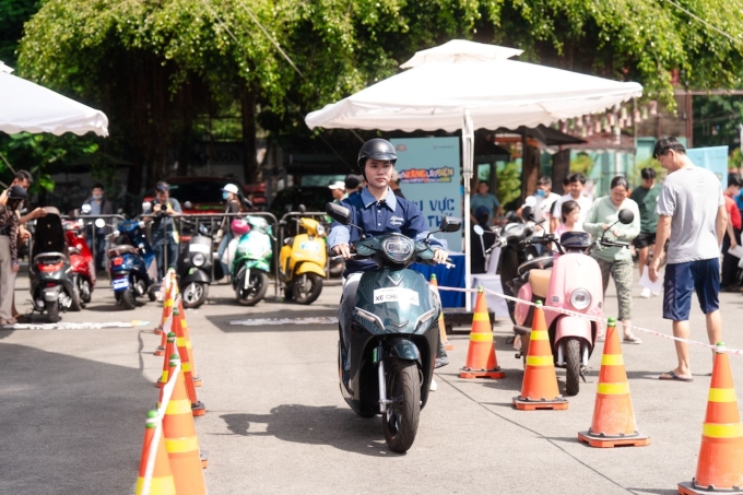 Người dân TP HCM được tự tay trải nghiệm nhiều dòng xe máy điện của VinFast. Ảnh: VinFast