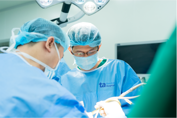 Bác sĩ Tấn và êkíp phẫu thuật cho người bệnh. Ảnh: Bệnh viện Đa khoa Tâm Anh