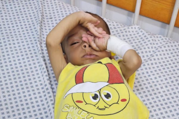 Gaza: Nỗi đau trẻ em da bọc xương và hiểm họa