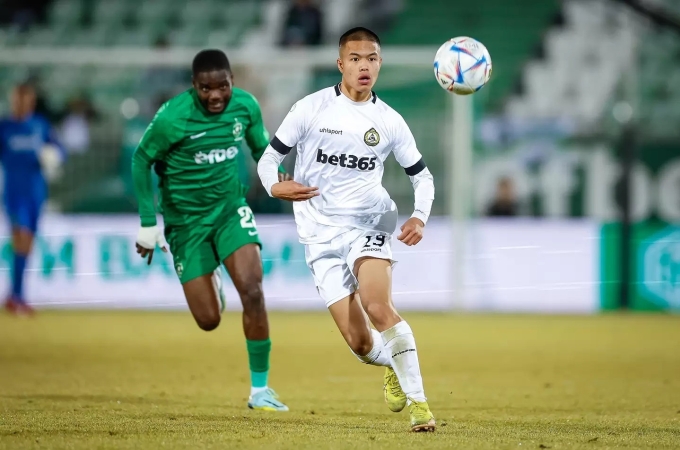 Đỗ Nguyễn Thành Chung (áo trắng) thi đấu cho Slavia Sofia tại giải VĐQG Bulgaria năm 2023. Ảnh: Slavia Sofia