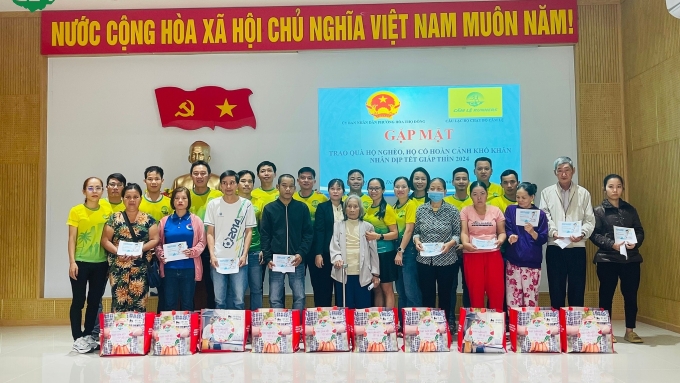 CLB Cẩm Lệ runners trao quà Chạy gắn kết, tết sẻ chia cho các hộ gia đình có hoàn cảnh khó khăn. Ảnh: Cẩm Lệ runners