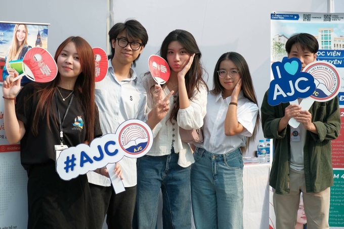 Học sinh tham quan gian hàng của Học viện Báo chí và Tuyên truyền tại ngày hội tư vấn tuyển sinh, tháng 3/2025. Ảnh: AJC