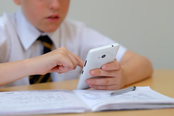 Smartphone ‘Cấm Cửa’: Bảo Vệ Sức Khỏe Tinh Thần Học Sinh