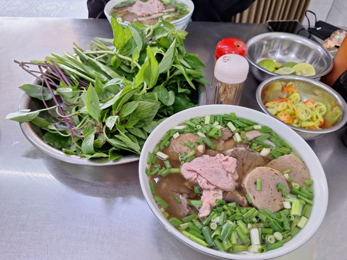 Tô phở kiểu Nam ở phở Tàu Bay quán áo đỏ. Ảnh: Mỹ Khanh Nguyễn