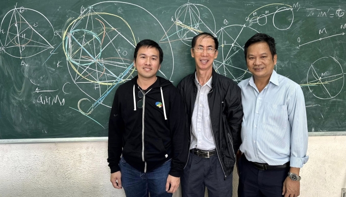TS Trình và TS Trần Nam Dũng (ngoài cùng bên phải) trao đổi một bài toán khi Lương Minh Thắng (ngoài cùng bên trái) về thăm trường Phổ thông Năng khiếu, tháng 12/2023. Ảnh: Trần Nam Dũng