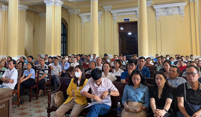 Hàng trăm bị hại đến dự phiên tòa. Ảnh: Hải Duyên