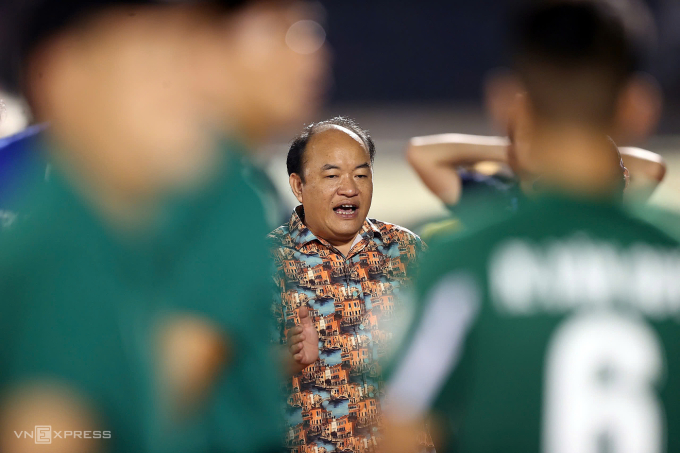 Ông bầu Phạm Hương Sơn động viên cầu thủ Bình Phước sau trận thua play-off tối 27/6. Ông cho biết vẫn tiếp tục đầu tư để đưa Bình Phước lên V-League màu tới. Ảnh: Đức Đồng